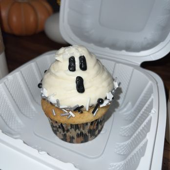 Curate Cafe - Halloween cupcakes - Cafes Near Me - Scottsdale, Arizona