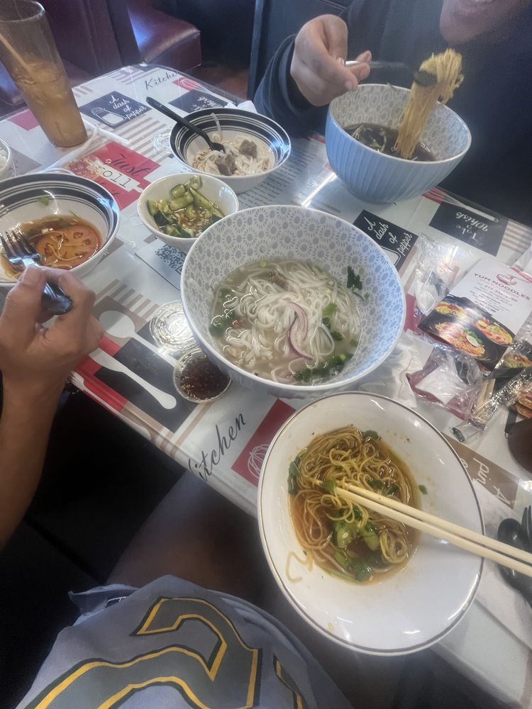 Yum Noodles Logo