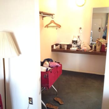 Days Inn by Wyndham Beaver - Dressing area with large counter and mirror - Hotels Near Me - Beaver, Utah