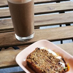 Sovaga - Milkshake corsé (banane, expresso, beurre de cacahuètes et lait d'avoine) et carrot cake