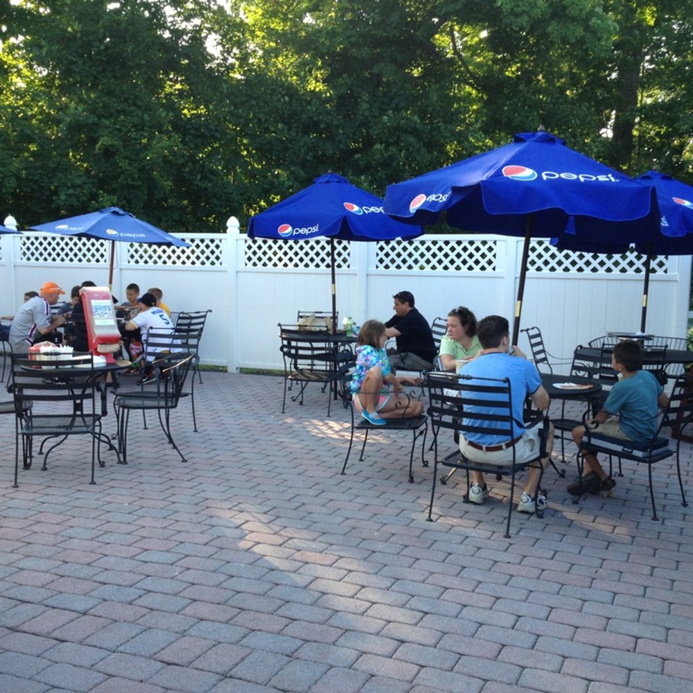 Carminuccio's Pizza - Outside patio - Pizza Near Me - Newtown, Connecticut