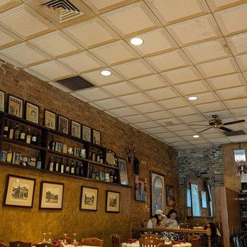 Topo Gigio Ristorante - Inside. Lunchtime Saturday - Italian Near Me - Chicago, Illinois Topo Gigio Ristorante - Inside. Lunchtime Saturday - Italian Near Me - Chicago, Illinois