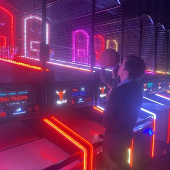 Dave & Buster's Schaumburg - Shooting some hoops - Sports Bars Near Me - Schaumburg, Illinois
