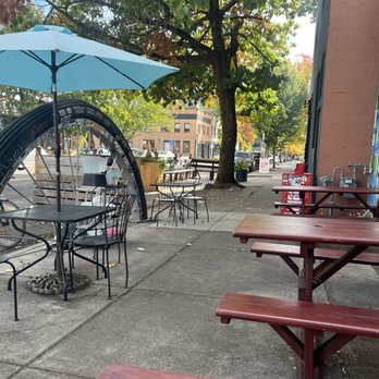 Morning Glory Café - Outdoor seating in mid October - Vegetarian Near Me - Eugene, Oregon