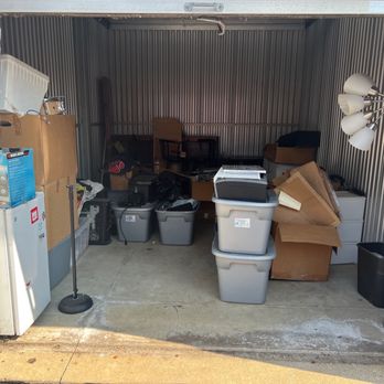 Great MidWest Hauling - Emptying this all out from a storage unit - Movers Near Me