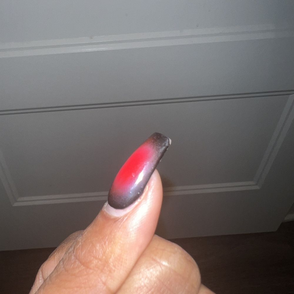 You can see that the acrylic is heavy and the polish doesn't even cover the whole nail