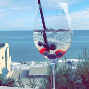 Geoffrey's Malibu - Bubbles & berries - Seafood Near Me - Malibu, California