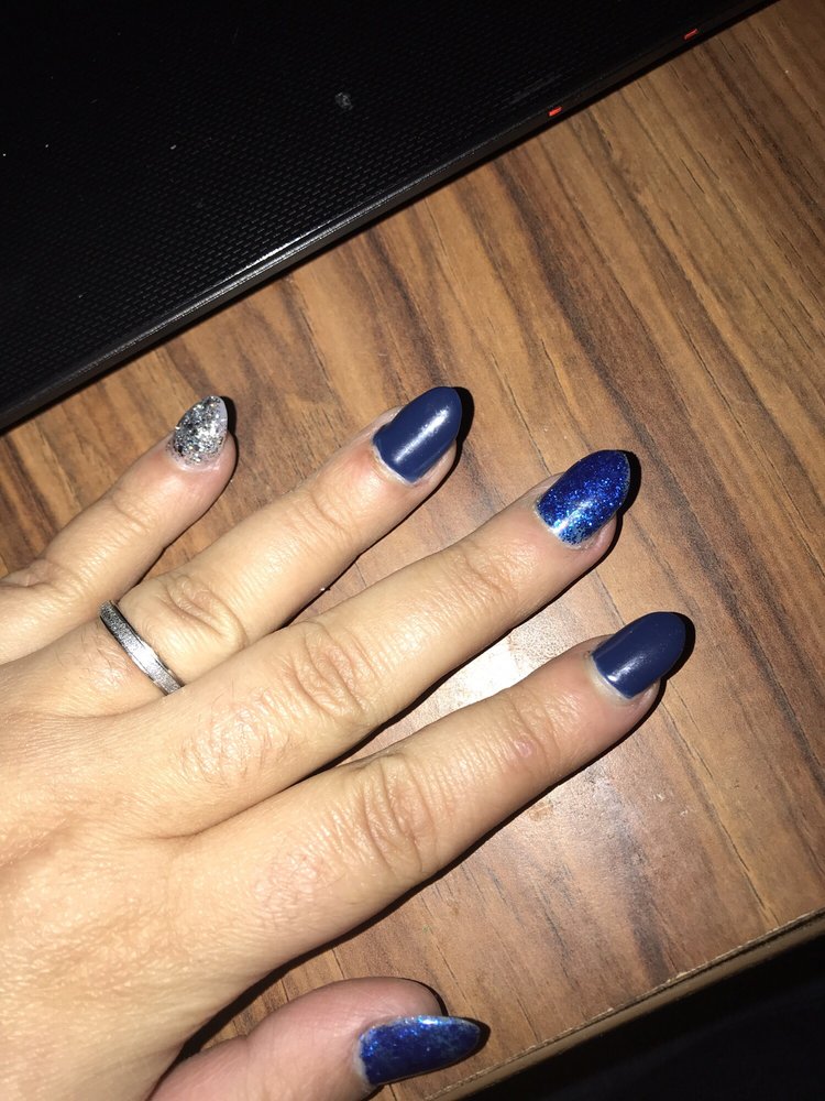 L T Nails Logo