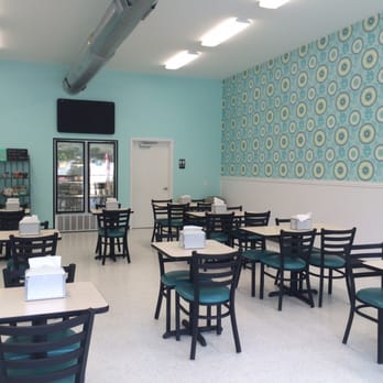 Inside Scoop - Interior - Ice Cream & Frozen Yogurt Near Me - Paris, Maine