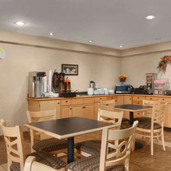 Super 8 by Wyndham West Springfield/Route 5 - Restaurant
