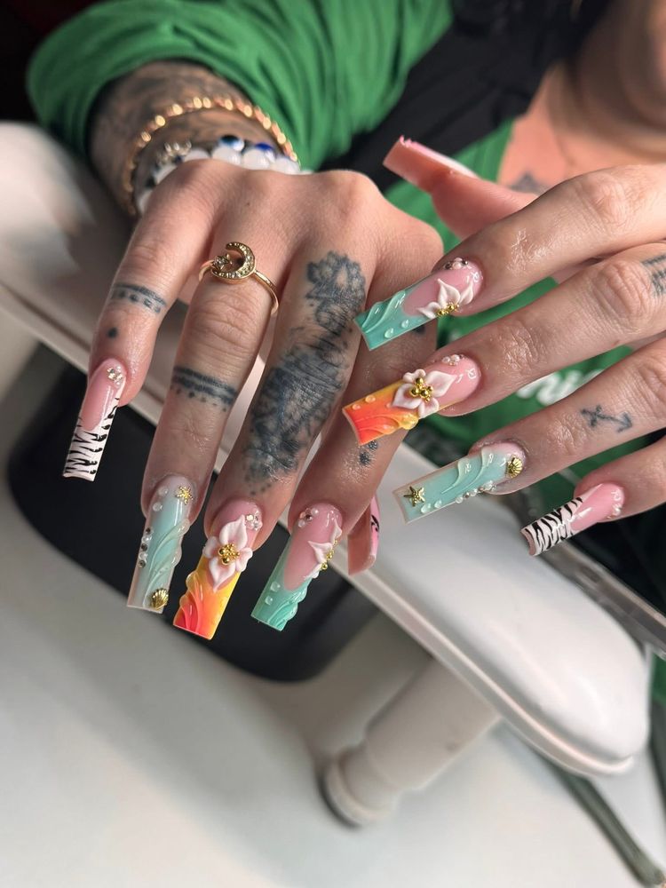 Isan Nails Logo