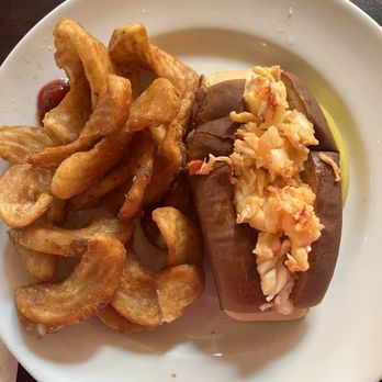 2 Forks Up - Lobster roll and sidewinder fries - American Near Me - Getzville, New York 2 Forks Up - Lobster roll and sidewinder fries - American Near Me - Getzville, New York