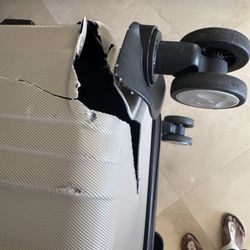Luggage Outlet - Crack grew with continued use on trip