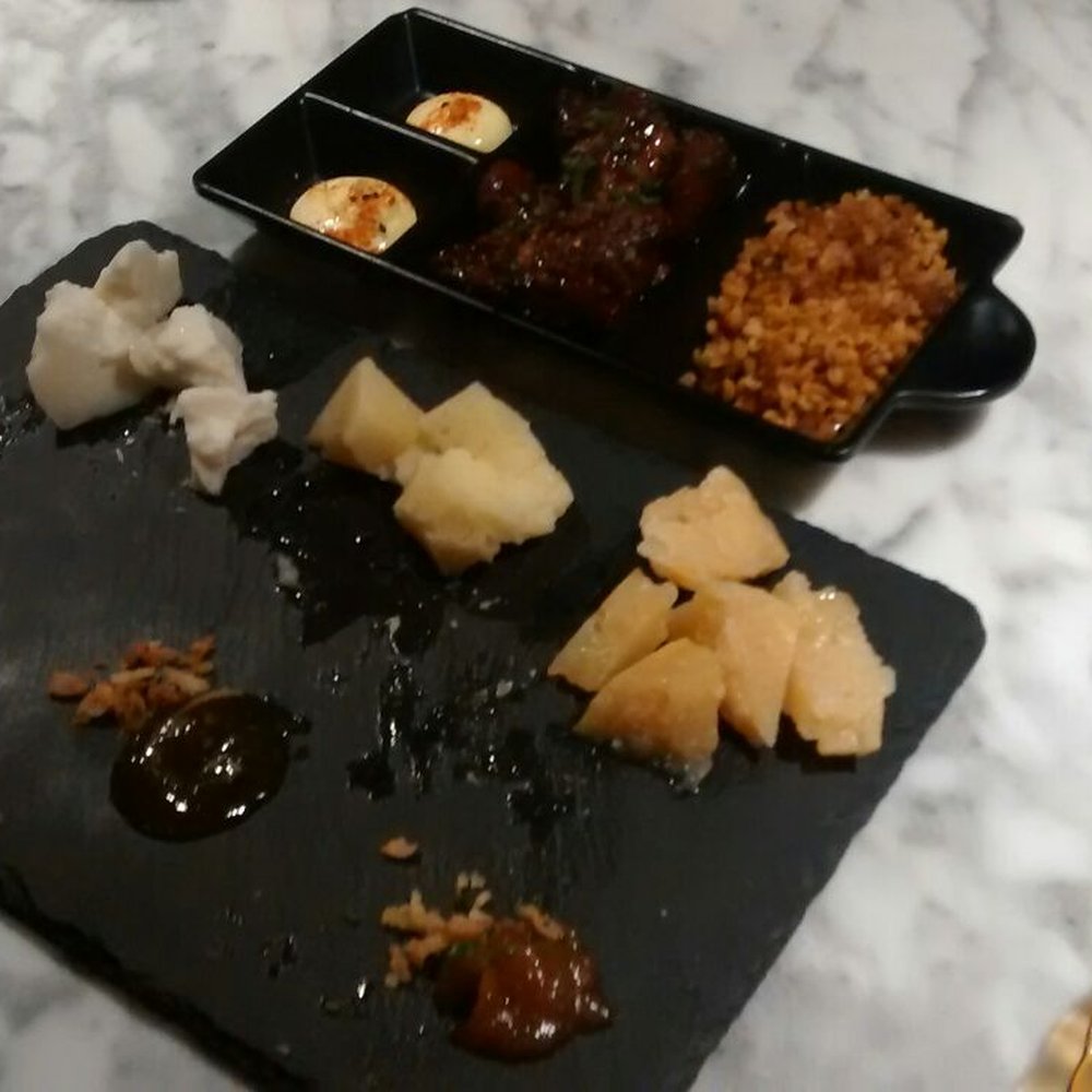 Perro Viejo - Tabla de quesos nacionales - Tapas Bars Near Me - Seville, SE Perro Viejo - Tabla de quesos nacionales - Tapas Bars Near Me - Seville, SE
