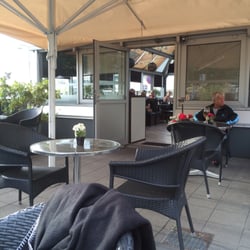 Cafe Pyramiden - Udendørs og indendørs siddemuligheder..