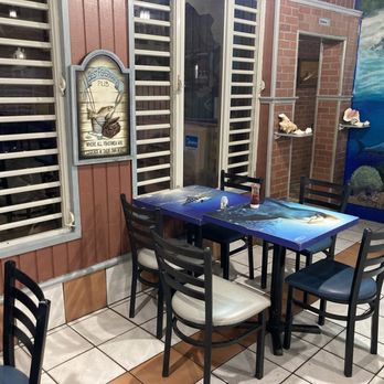 El Gatito - Typical table and decor. - Salad Near Me - Cabo Rojo, Puerto Rico