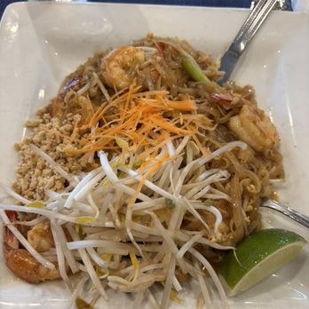 Thai Thani - Lunch Pad Thai portion with shrimp - Thai Near Me - Orlando, Florida Thai Thani - Lunch Pad Thai portion with shrimp - Thai Near Me - Orlando, Florida