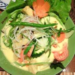 Saigon 2 - Gebratenes Gemüse mit Tofu in Zitronengras-Kokosmilchcurry und Erdnüssen