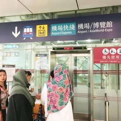 港鐵青衣站 - エレベーターは遅い。。。:(