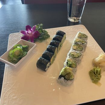 Mika Sushi 5 - Avocado e AAC roll - fresh, but too basic.  I wish they use more creativity for veggie rolls besides - Sushi Bars Near Me - Denver, Colorado