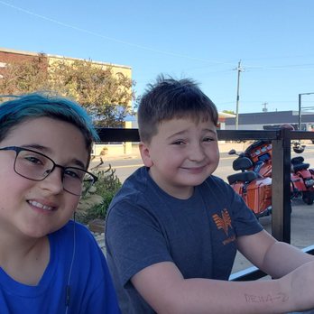 Buffalo Grill - Lunch stop for these 2 wild and crazy guys road trip weekend. - Barbeque Near Me - Hugo, Oklahoma