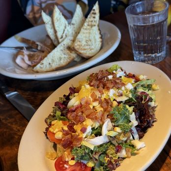Rutherford Grill - Salmon and salad - American Near Me - Rutherford, California Rutherford Grill - Salmon and salad - American Near Me - Rutherford, California