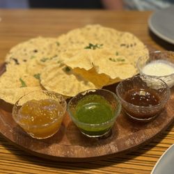 Mausam Indian Flavors - Papadum platter