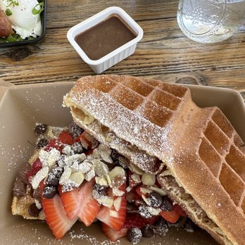 bullig  - Nutella waffle with strawberries, slivered almonds & chocolate chips - Cafes Near Me - Fort Myers, Florida