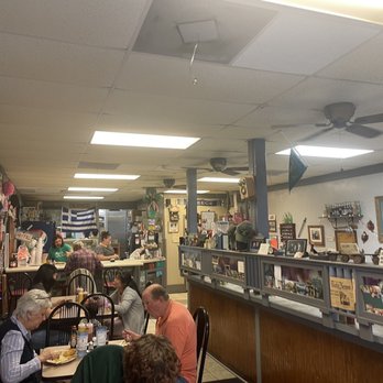 Gus's Grill - customers eating at a restaurant - Burgers Near Me - Lagrange, Georgia