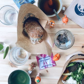 Bageriet BAK - vegan lunch - fika, avocado macka, falafel lunchmacka och te, augusti 2019 - Desserts Near Me - Farsta, Alberta