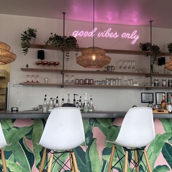 Vibe Cafe - Tropical vibes with splashes of pink - Cafes Near Me - Hilo, Hawaii