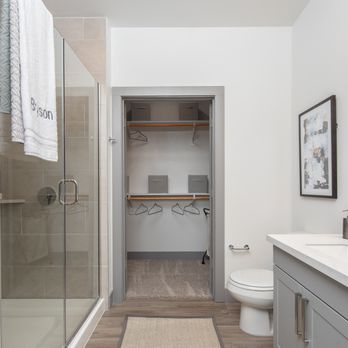 Broadstone Bryson - Bathroom with Spacious Closet - Apartments Near Me - Leander, Texas Broadstone Bryson - Bathroom with Spacious Closet - Apartments Near Me - Leander, Texas