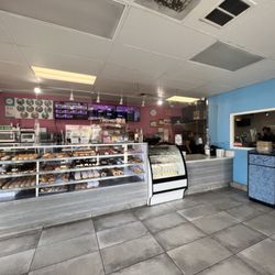 Super Star Donuts - Inside
