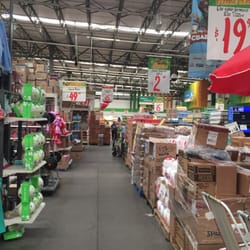 Bodega Aurrera - Looks exactly like. a walmart but girl version colors.