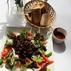 Asmara Restaurant - Lammekød marineret i hvidvin og tilberedt med løg, rosmarin, grøn chili og serveres med salat og chili