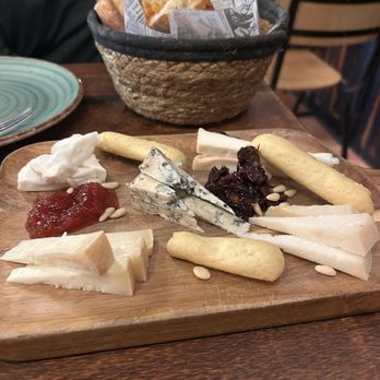 Lola Bistro - Cheeses plate - Restaurants Near Me - Altafulla, T