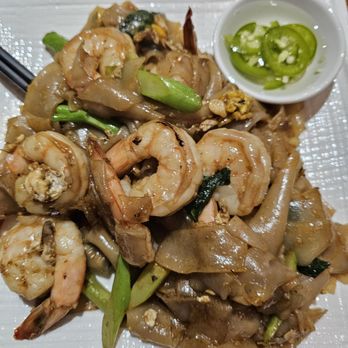 Kwan Kitchen - Pad see ew with shrimp - Thai Near Me - Pasadena, California