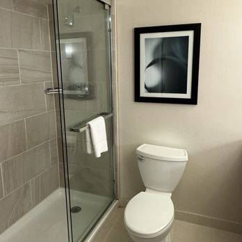 DoubleTree by Hilton Hotel Columbia - Bathroom - Hotels Near Me - Columbia, Maryland DoubleTree by Hilton Hotel Columbia - Bathroom - Hotels Near Me - Columbia, Maryland