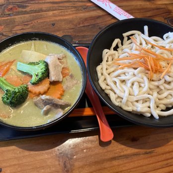 Toss Noodle Bar - Hokkien Noodles, with Green Curry & Beef - Asian Fusion Near Me - Berkeley, California