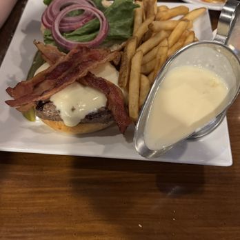 Plumsteadville Inn - The Usual Burger - American Near Me - Pipersville, Pennsylvania Plumsteadville Inn - The Usual Burger - American Near Me - Pipersville, Pennsylvania