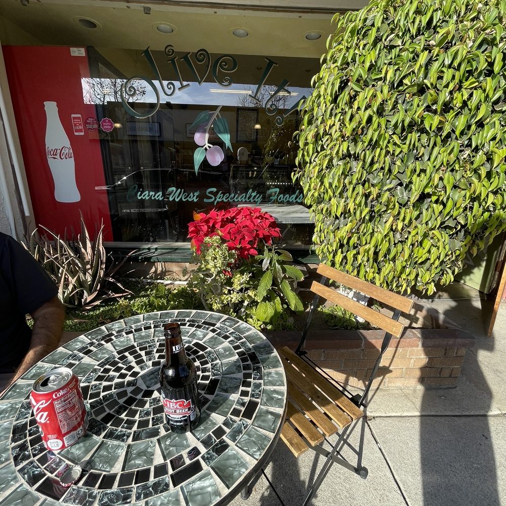 Olive It - Outside patio - Delis Near Me - Los Angeles, California Olive It - Outside patio - Delis Near Me - Los Angeles, California