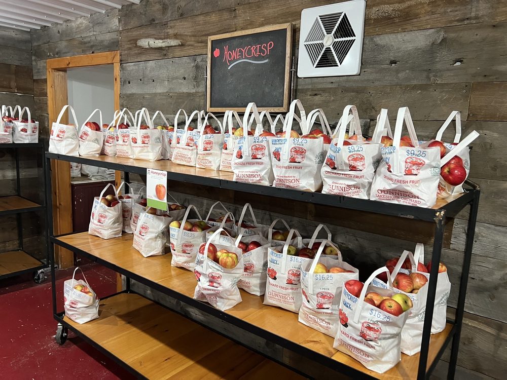 Gunnison Lakeshore Orchards Logo