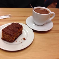 Bizcocho integral y chocolate caliente