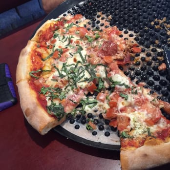 Gina's Pizza - Pizza was soaking wet with water and the tomatoes were not diced but rather chunks - Italian Near Me - Laguna Beach, California