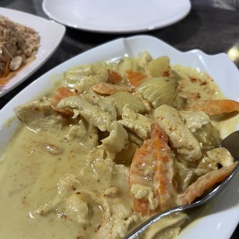 Sawasdee Thai Restaurant - Yellow Curry - Thai Near Me - Sparks, Nevada