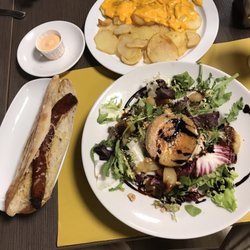 Restaurante Munich - Cheese potatoes, goat salad, hot dog.