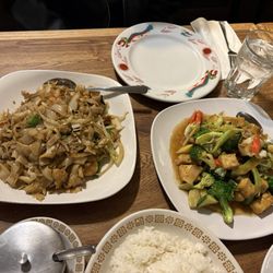 Great Wall Restaurant - Combination chow fun, tofu and vegetables