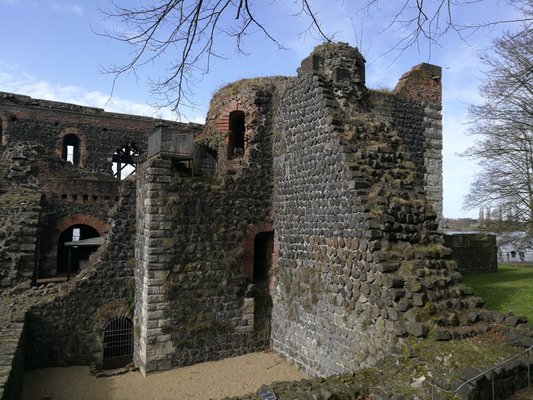 Kaiserpfalz Kaiserswerth by null