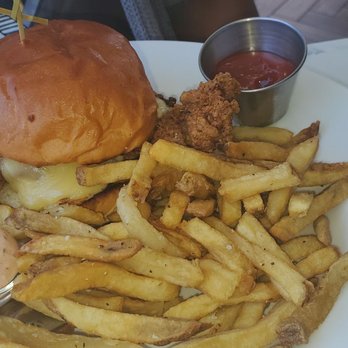 Cody's La Jolla - Chicken sandwich - Breakfast & Brunch Near Me - La Jolla, California Cody's La Jolla - Chicken sandwich - Breakfast & Brunch Near Me - La Jolla, California
