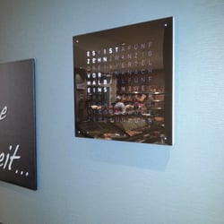 Bäckerei Kadatz - Tolle Uhr. Zeigt die Zeit in Schreibform, z. B. viertel nach neun